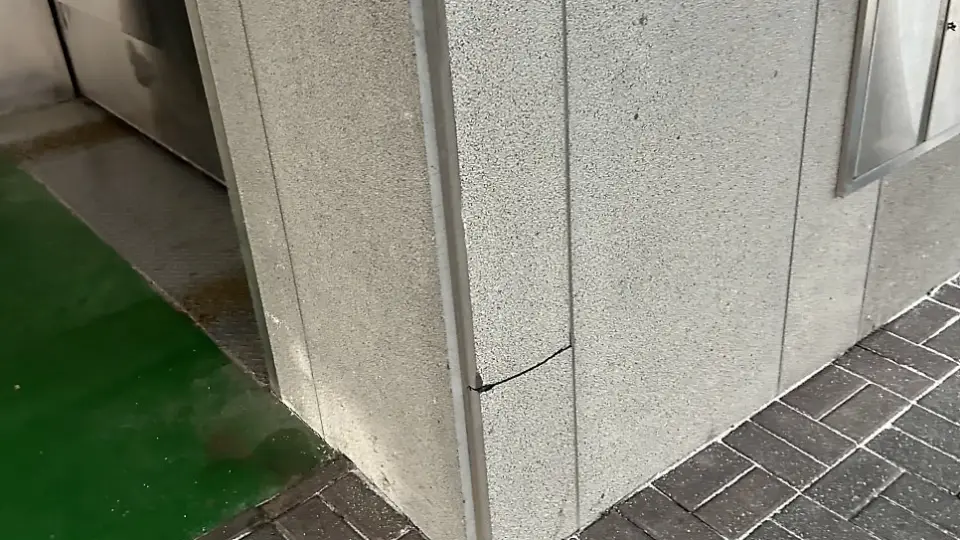 부천 상가 건물 외벽대리석 균열 디테일 확대 사진